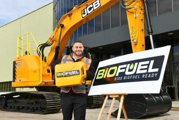 JCB Heavy Products Team Leader Heath Vanrooyen pictured today with a JCB 245XR tracked excavator – of the models which can use B100 biodiesel from June this year.