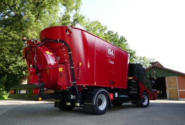 A powerful combination: The high-performance V-COMFORT Turbo straw blowers can now be fitted to the BvL V-MIX Drive self-ropelled mixer wagons. 