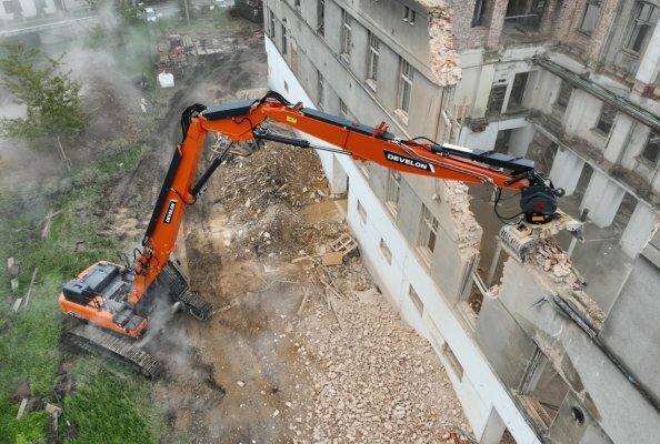 DX380DM-7 demolition in Tesla Lanskroun