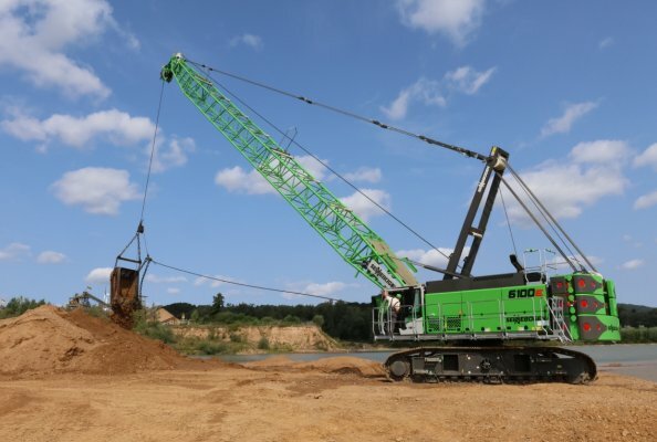 With the 100-ton 6100 E duty cycle crane, the Bokshorn gravel pit can thoroughly exploit its quarrying area.