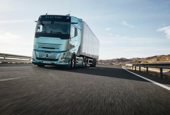 Volvo Trucks launches new electric trucks with improved performance and ranges of up to 700 km – a new benchmark for electric heavy-duty trucks.