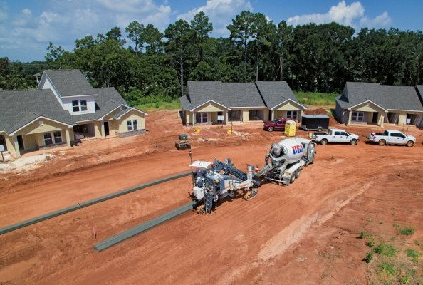 The spectrum of applications ranges from the paving of smaller gutters to large channel profiles, which can be paved either without a stringline with the AutoPilot system or with a conventional, physical stringline.