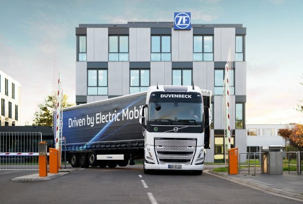 Duvenbeck is now using nothing but battery-powered electric tractor units for local services on behalf of ZF Saarbrücken