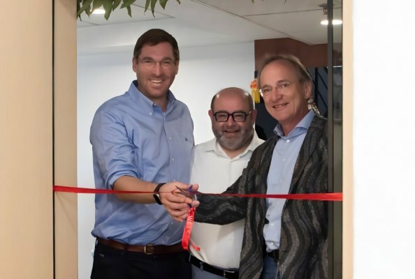 Ceremonial opening in Pune. From left: Fabian Weingart, member of the shareholder family, Managing Director Filippo Baldassari and CEO Dr. Gerald Karch mark the launch of the new office in India.