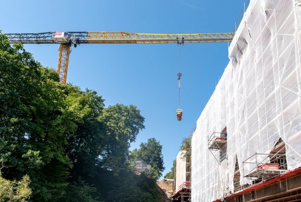 70-metre reach for heavy loads. With a hook height of around 38 metres and a maximum load capacity of 11 tonnes, an 800-tonne-metre crane TLS 800 50T from the BKL System Sáez has assisted with the renovation work on a railway bridge.