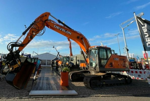 A warm welcome: The new DX260-9 crawler excavator formed the gateway to the DEVELON exhibition area at the VON DER WEHL Group stand.