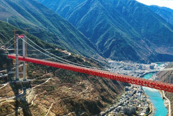 Potain MC 480 tower cranes overcome extreme canyon conditions to deliver key pylon infrastructure for the 1,060 m Luding Dadu River Bridge project.