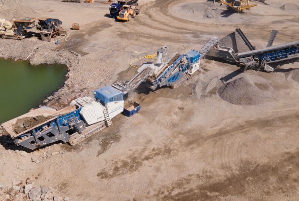 The material flow: The Kleemann jaw crusher pre-crushes the material, the cone crusher shapes it, and the screening plant classifies it into two final products and separates out the oversize grain.