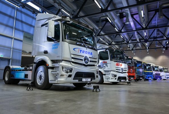 The first eActros are ready to be handed over to the hauliers at the customer centre