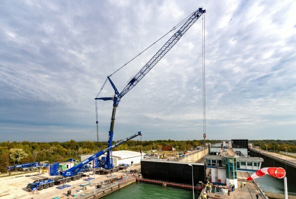 Almost at its destination: the 84-tonne lock gate is lowered into the chamber.