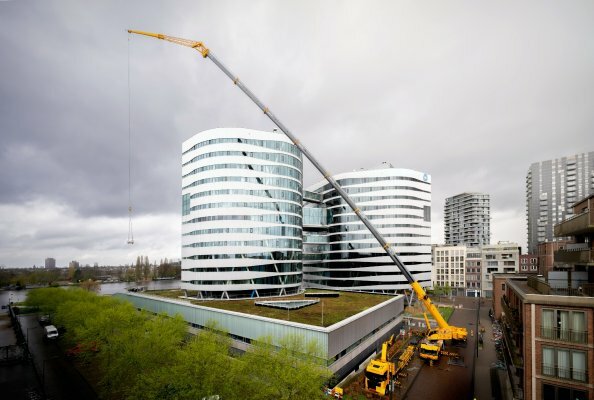 The GMK5250XL-1 used its full 78.5 m main boom and 17.8 m bifold swingaway jib to install parts for an elevator fire safety system at an office in downtown Amsterdam.