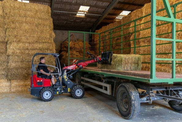 Schäffer’s new electric telescopic wheel loader 16e T: The telescopic arm extends forward and upward reach – emission-free and compact.