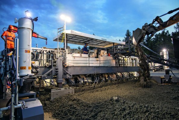 In the case of larger Wirtgen slipform pavers, a spreading plough is frequently used for spreading the concrete across the entire working width.