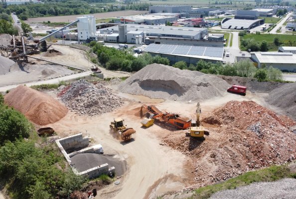 Efficiency of Rockster R1000S mobile impact crusher in the construction waste center in Blintendorf, St. Veit/Glan, Austria