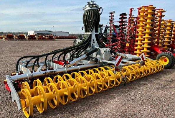 The slurry tank attachment, available since June 2026, was developed by TAM in cooperation with Väderstad and Vogelsang. It is also available as a retrofit solution for various Carrier X models.
