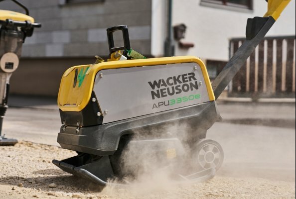Wacker Neuson presents at Bauma the new reversible battery-powered vibratory plate APU33e.