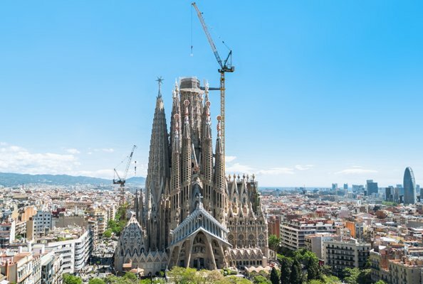 Liebherr 710 HC-L and 125 HC-L luffing jib cranes are in action in the final phase of the Sagrada Família construction project.