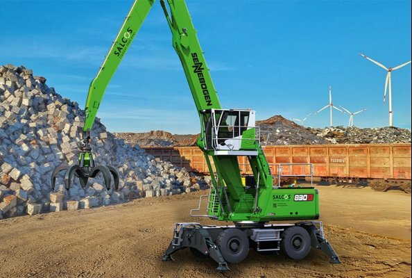 The double green SENNEBOGEN 830 G made of CO2-reduced steel is a joint decarbonization project of SENNEBOGEN Maschinenfabrik and the steel producer Salzgitter AG.