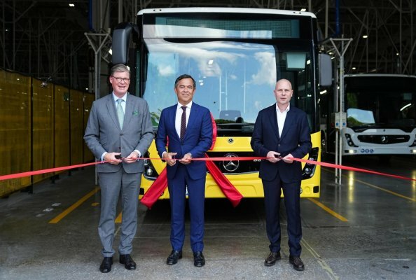On behalf of Daimler Buses and Mercedes-Benz Türk: Otokar starts production of the Mercedes-Benz Conecto. With Till Oberwörder, CEO Daimler Buses, Aykut Özüner, CEO of Otokar, and Heiko Selzam, CEO of Mercedes-Benz Türk, at the event.
