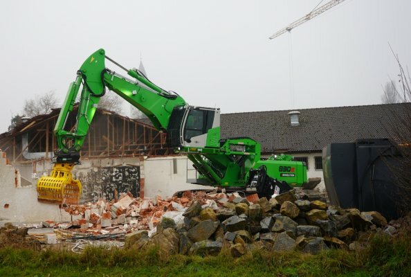 The standard Maxcab with lift function provides an ideal overview of the working area during any demolition work.