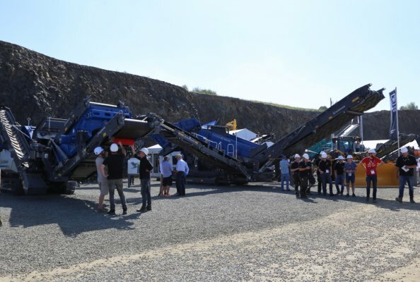At the Wirtgen Group exhibition stand, the new MOBIREX MR 130 EVO from Kleemann takes centre stage while the experts are on site to discuss matters in person.