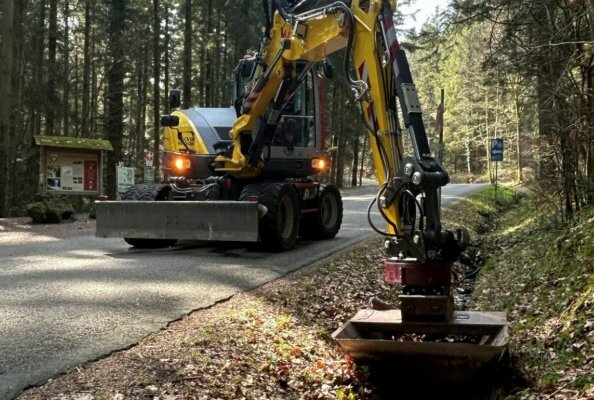 The combination of the RotoTop and the VarioLöffel significantly boosts productivity, for example in the construction and maintenance of drainage ditches.
