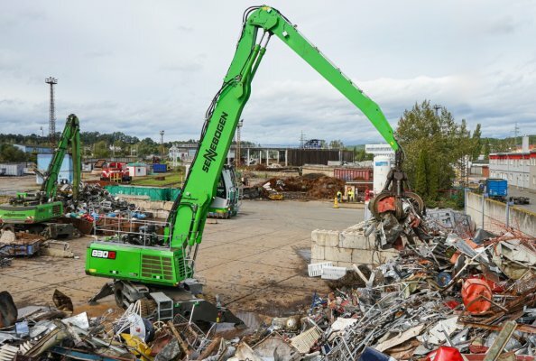 The SENNEBOGEN 830 G has proven itself in scrap yard operations thanks to its robust design and high performance.