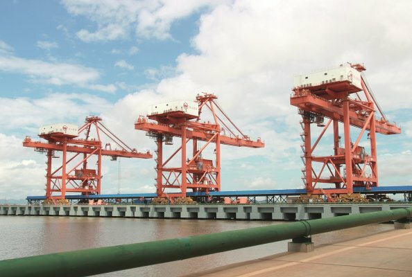 NORD DRIVESYSTEMS delivers suitable drive systems for all types of cranes – also for harbour cranes.