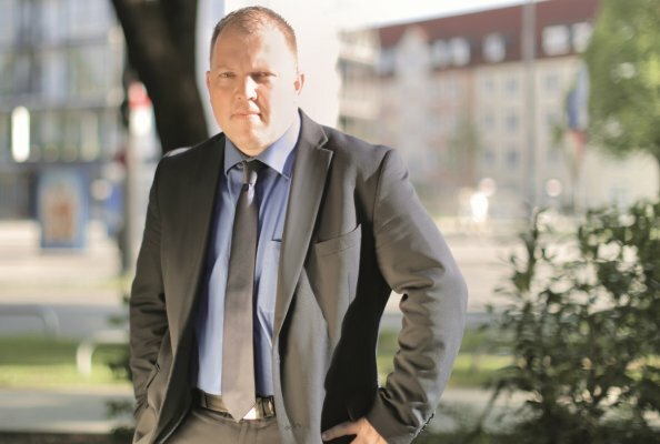 Jens Grösch (50) holds a degree in Industrial Engineering and began his professional career in 2001 at FORVIA HELLA.