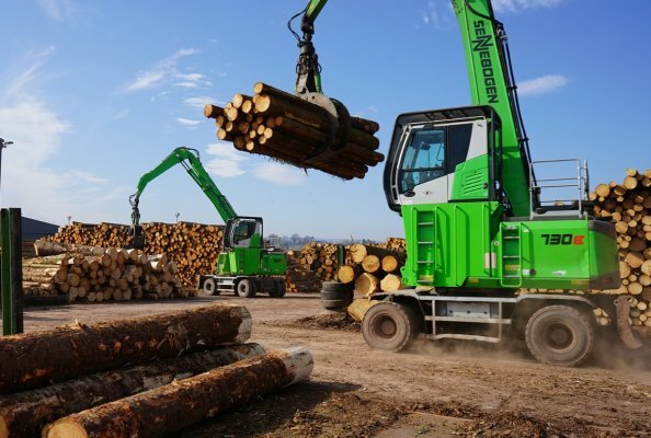 The SENNEBOGEN 730 E meets the high requirements of the British sawmill Pontrilas – high load capacity, maneuverability, and excellent ease of operation.