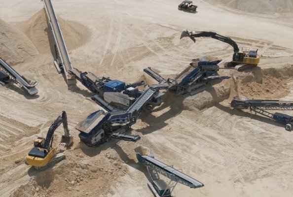 A special plant train for the production of two different material specifications – a MOBIREX MR 110i EVO2 mobile impact crusher and two scalpers from Kleemann. 
