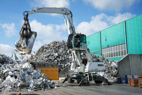 Equipped with orange peel grab and magnet system: The SENNEBOGEN 825 E at Cometfer, ready for the precise handling of scrap materials of all kinds.