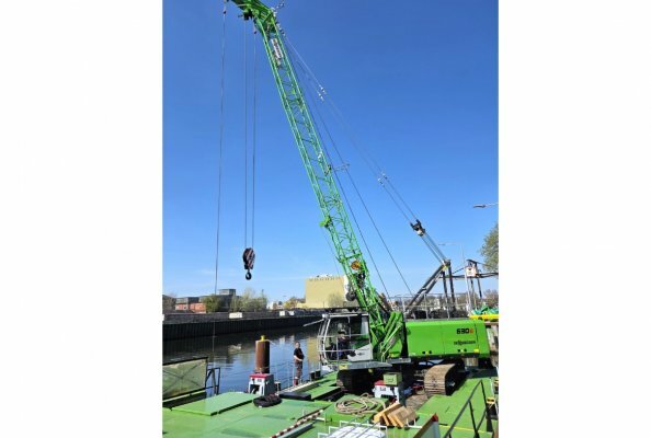 The new SENNEBOGEN 630 E operated by WSA Spree-Havel is securely mounted on a pontoon and deployed as a floating duty cycle crane for inland waterway operations.