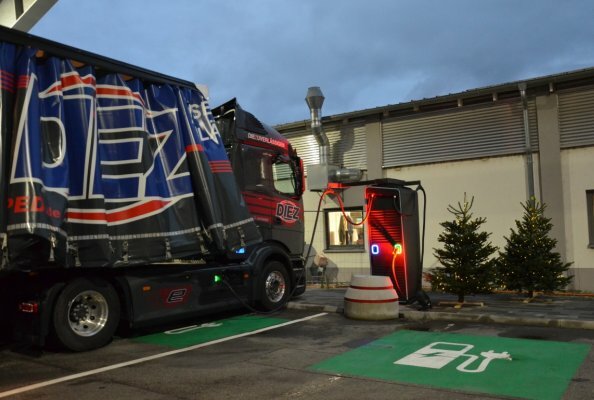 Daimler Truck establishes semi-public charging network for trucks – first pilot customers successfully launched