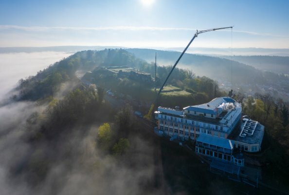 Construction work in a fairytale setting: a Liebherr LTM 1150-5.3 from Steil-Kranarbeiten was deployed at the Schlossberg Hotel in Homburg.