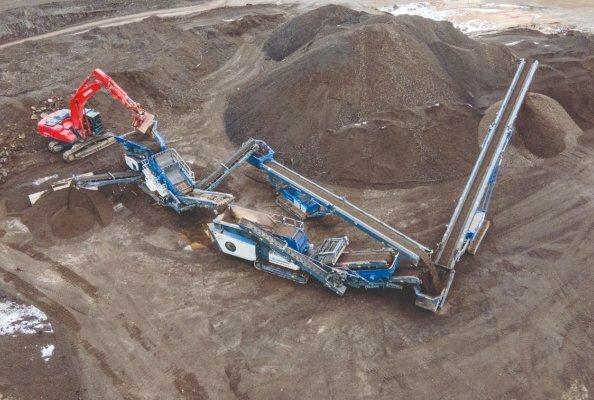 The Kleemann plant train here consists of a MOBISCREEN MSS 502 EVO scalper, a MOBIREX MR 100 NEO impact crusher and two MOBIBELT stackers.