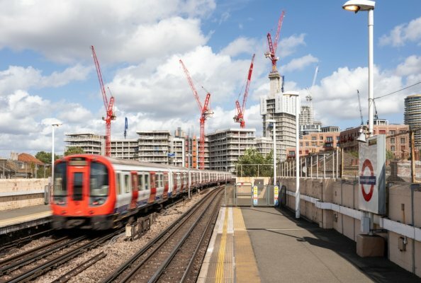 Construction sites in London can be a challenge – but neither subway tracks or residential buildings with oversailing prohibitions nor short timetables could stop the red WOLFF cranes. No track is too close and no construction site is too cramped for our experienced Wolffkran team.