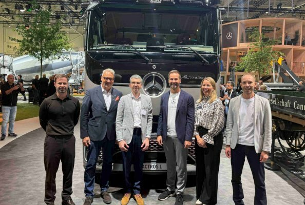 Andrejus Rubininas, Head of Vehicle Procurement Department Girteka Jean-Marc Diss, Head of Global Sales & Marketing Mercedes-Benz Trucks Edvardas Liachovičius,CEO Girteka Group Achim Puchert, CEO Mercedes-Benz Trucks Stina Fagerman, President Mercedes-Benz Trucks Customer Region Europe Vytenis Norušis,CEO Transport Asset Management Girteka
