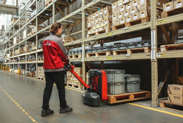 The new pallet truck Linde MT15 is an ideal helper in loading and unloading trucks, last mile delivery, rapid transport in industrial applications and goods handling in supermarkets and stores.