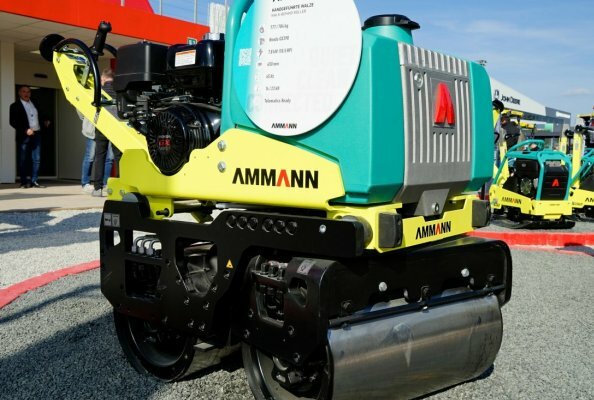 A systematic cornering artist: The ARW 65-S masters tight radii thanks to its 15° steering, making it a compact alternative to the ride-on roller.