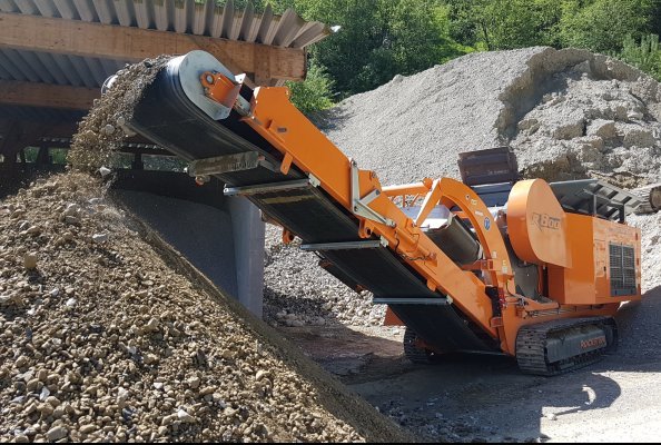Processing of gravel with the Rockster R800 jaw crusher to 0/70 mm final product.