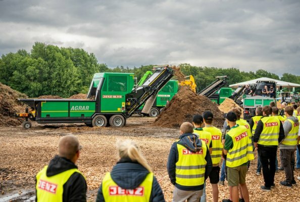 The JENZ BA 916 with the AGRAR option package during the demonstration at the Professional Days 2025