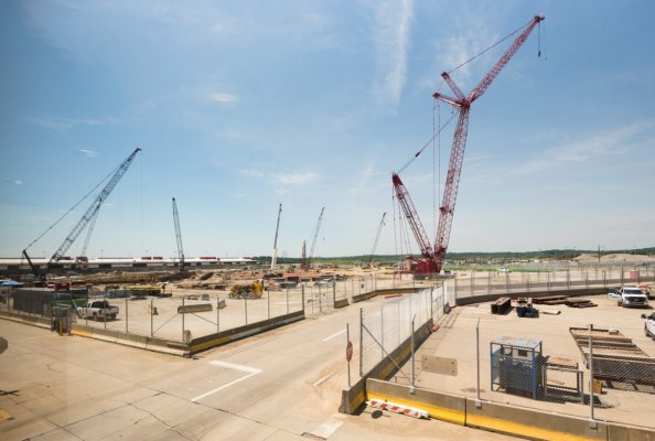 Manitowoc crawler cranes assist Pittsburgh airport transformation project