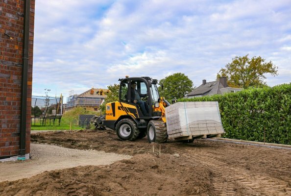 A highlight of the Schäffer Maschinenfabrik stand at bauma 2025: The compact wheel loader 2430-2 is ideal for cost-effective operation in the horticulture and landscaping sector.