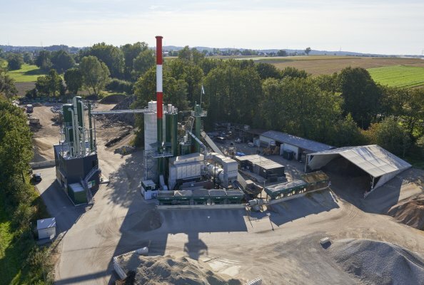 In the Aichach asphalt mixing plant, wood dust is used as a fuel instead of heating oil by the Benninghoven EVO Jet multi-fuel burner.