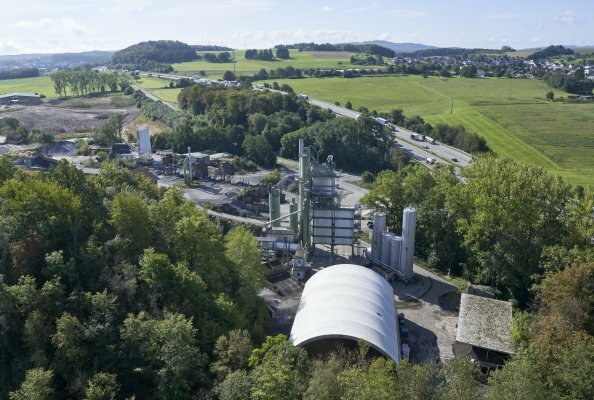 The REVOC system from Benninghoven was installed in the existing asphalt mixing plant in Nentershausen. The Retrofit solution enables the reduction of Ctot emissions by more than 50%.