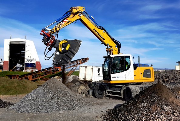 MB CrusherBF70.2 - Liebherr 916 - Iceland
