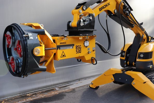 The Brokk Surface Grinder 530 offers a remote-controlled method to safely and efficiently strip plaster, contaminated material, tile adhesive and paint off walls, ceilings and floors.