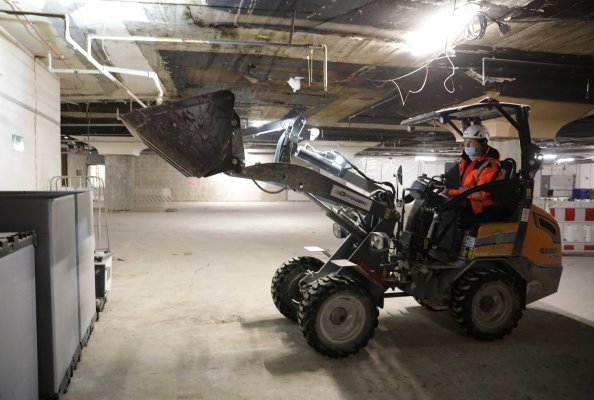 Powerful E-drive: The X-TRA-version offers everything in lifting force and tipping load that is needed on this building site.