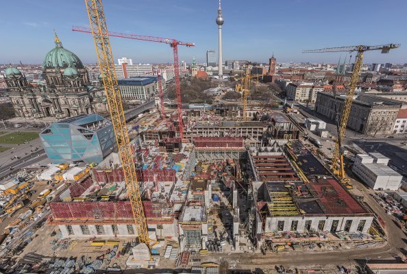 PERI supplied economical formwork and scaffolding solutions from a single source for the reconstruction of the Berlin City Palace. In addition to fast shuttering and repositioning times, the on-site project support provided by the PERI engineers ensured that the very tight construction schedule could be adhered to.
(Photo: PERI GmbH)